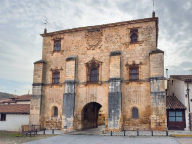 İspanya 'nın Burgos eyaletindeki Covarrubias antik ortaçağ köyü. Yüksek kaliteli fotoğrafçılık