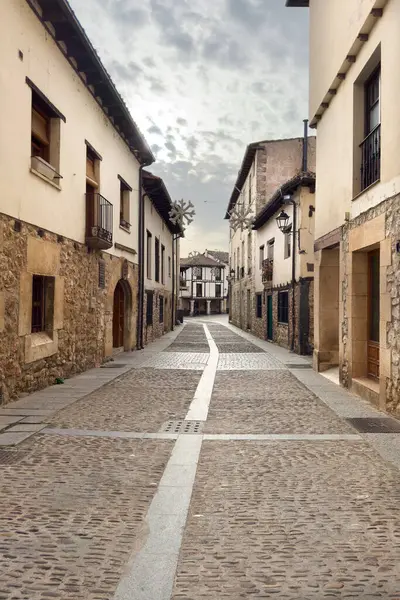 İspanya 'nın Burgos eyaletindeki Covarrubias antik ortaçağ köyü. Yüksek kaliteli fotoğrafçılık