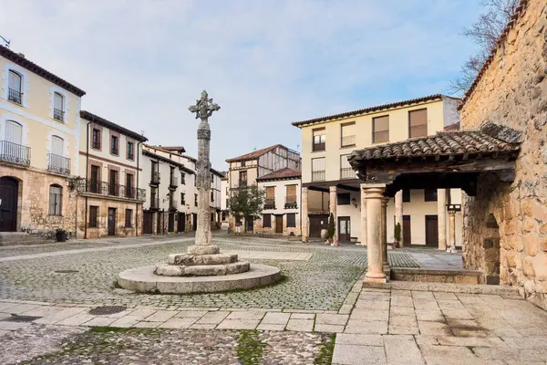 İspanya 'nın Burgos eyaletindeki Covarrubias antik ortaçağ köyü. Yüksek kaliteli fotoğrafçılık