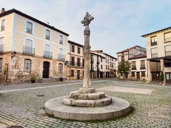 İspanya 'nın Burgos eyaletindeki Covarrubias antik ortaçağ köyü. Yüksek kaliteli fotoğrafçılık