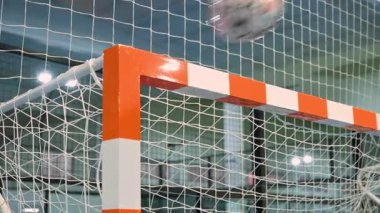 Futsal Futbol Topu Yavaş Çekimde Bara Vuruyor ve Zıplıyor. Yüksek kaliteli FullHD görüntüler