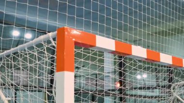 Futsal Futbol Topu Yavaş Çekimde Bara Vuruyor ve Zıplıyor. Yüksek kaliteli FullHD görüntüler