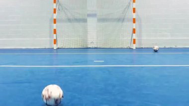 Futsal topun takip atışı mini futbol kalesine giriyor. Yüksek kalite 4k görüntü