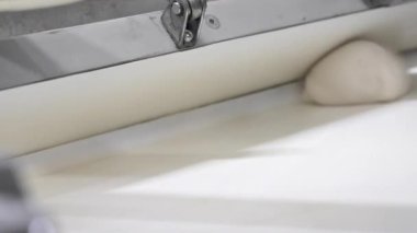 Ekmek hamuru endüstriyel bir taşıyıcı banttan giriyor. Yüksek kalite 4k görüntü