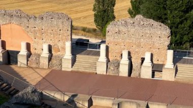 Clunia Sulpicia, Burgos, Kastilya ve Leon 'daki Roma Tiyatrosu kalıntıları. Yüksek kalite 4k görüntü