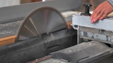 Tanımlanamayan marangoz atölyede tahta kesiyor. Yüksek kalite 4k görüntü