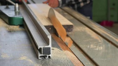 Tanımlanamayan marangoz atölyede tahta kesiyor. Yüksek kalite 4k görüntü