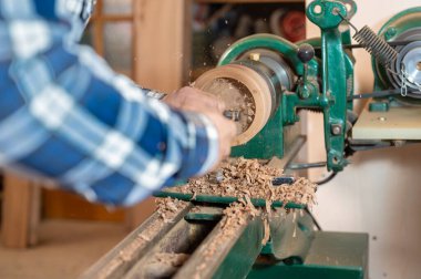 Marangozluk. Elleri ve keskisi sarmal talaş talaşı olan ahşap bir kâse. Yüksek kaliteli fotoğrafçılık