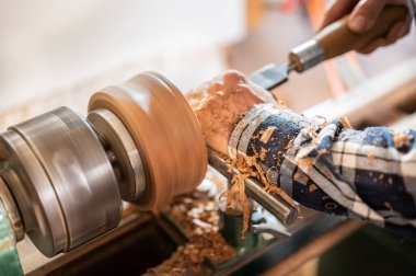 Marangozluk. Elleri ve keskisi sarmal talaş talaşı olan ahşap bir kâse. Yüksek kaliteli fotoğrafçılık