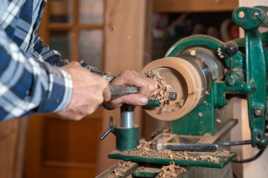 Marangozluk. Elleri ve keskisi sarmal talaş talaşı olan ahşap bir kâse. Yüksek kaliteli fotoğrafçılık