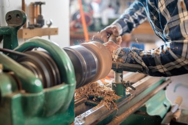 Marangozluk. Elleri ve keskisi sarmal talaş talaşı olan ahşap bir kâse. Yüksek kaliteli fotoğrafçılık