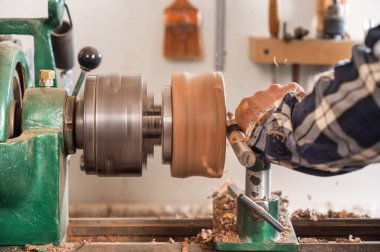 Marangozluk. Elleri ve keskisi sarmal talaş talaşı olan ahşap bir kâse. Yüksek kaliteli fotoğrafçılık