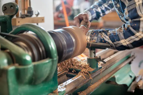Marangozluk. Elleri ve keskisi sarmal talaş talaşı olan ahşap bir kâse. Yüksek kaliteli fotoğrafçılık