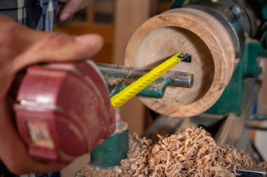 Marangozu ahşap kasede mezura kullanarak kapatın. Yüksek kalite fotoğraf