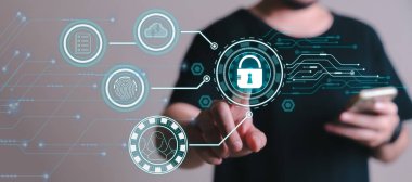 Sanal ekranda Siber Koruma Veri Güvenliği İnternet Mahremiyeti, İnternet ve Teknoloji Konsepti. Kilit simgesine dokunan adam