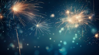 Karanlık gece gökyüzünün arka planında patlayan muhteşem canlı havai fişeklerin görüntüsünden