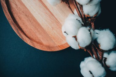 Mavi arka planda ahşap tahta ve pamuk. Uzayı kopyala Temiz arkaplan