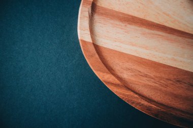 Mavi arka planda ahşap tahta. Uzayı kopyala Temiz arkaplan