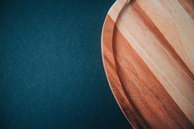 Mavi arka planda ahşap tahta. Uzayı kopyala Temiz arkaplan