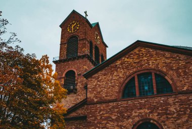 Karlsruhe şehrindeki güzel eski kilise binası. Sonbahar havası