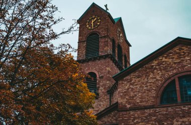 Karlsruhe şehrindeki güzel eski kilise binası. Sonbahar havası