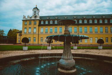 Karlsruhe şehrindeki güzel Alman kalesi mavi gökyüzü ve yeşil bitkilerin arka planına karşı.