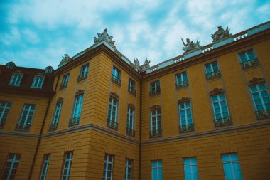 Karlsruhe şehrindeki güzel Alman kalesi mavi gökyüzü ve yeşil bitkilerin arka planına karşı.