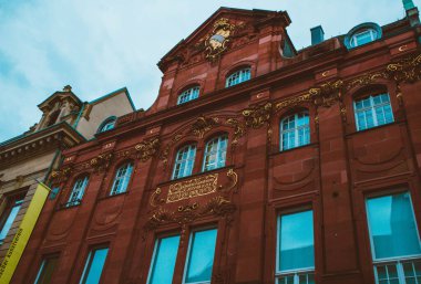 Karlsruhe şehrinde güzel bir bina..