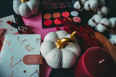 Renkli palet, mum, balkabağı, pamuklu ve kurumuş çiçekli not defteri.