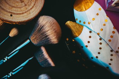 Makyaj fırçaları, tahta tahtalar, not defterleri ve kağıt üzerine pamuk