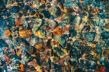 Deniz suyunda kayalar ve mercanlar. Mısır 'ın tatil manzarası