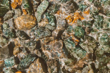 Deniz suyunda kayalar ve mercanlar. Mısır 'ın tatil manzarası