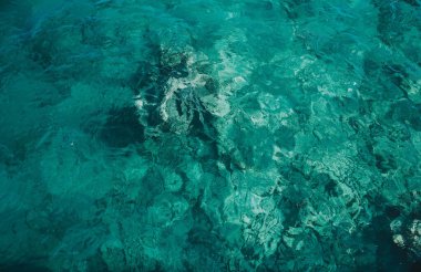 Deniz suyunda kayalar ve mercanlar. Mısır 'ın tatil manzarası