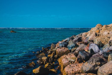 Deniz suyunda kayalar ve mercanlar. Mısır 'ın tatil manzarası
