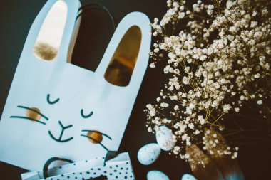 Kurumuş çiçekler, şenlik çantası, tüyler ve siyah kağıtta dantel kurdele.