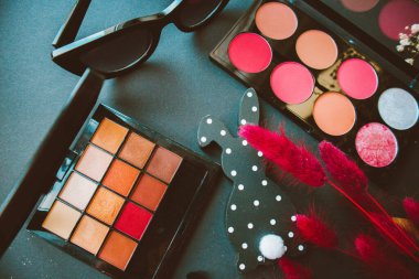 Göz falı paletleri, çiçekler, bardaklar, tavşan, tüy ve çiçekler siyah kağıt üzerinde