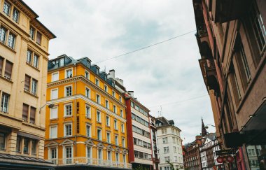 Şehir manzarası. Modern Fransız evleri ve Strasbourg şehir sokağı