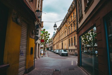 Şehir manzarası. Modern Fransız evleri ve Strasbourg şehir sokağı