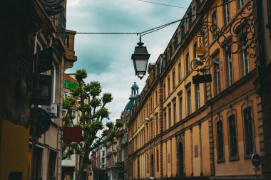 Şehir manzarası. Modern Fransız evleri ve Strasbourg şehir sokağı