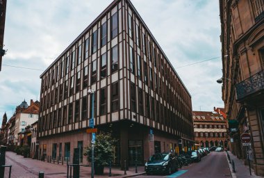Şehir manzarası. Modern Fransız evleri ve Strasbourg şehir sokağı