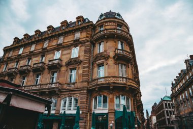 Şehir manzarası. Modern Fransız evleri ve Strasbourg şehir sokağı
