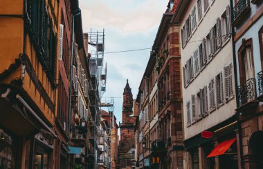 Şehir manzarası. Modern Fransız evleri ve Strasbourg şehir sokağı