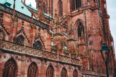 Strasburg şehrindeki eski mimari bina. Şehir manzarası