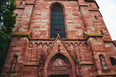 Strasburg şehrindeki eski mimari bina. Şehir manzarası