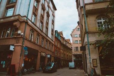 Şehir manzarası. Modern Fransız evleri ve Strasbourg şehir sokağı