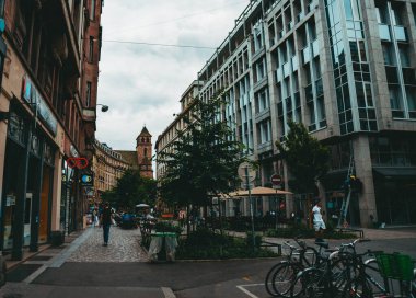 Şehir manzarası. Modern Fransız evleri ve Strasbourg şehir sokağı