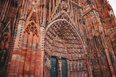 Strasburg şehrindeki eski mimari bina. Şehir manzarası