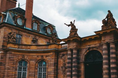 Strasburg şehrindeki eski mimari bina. Şehir manzarası