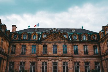 Strasburg şehrindeki eski mimari bina. Şehir manzarası