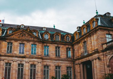 Strasburg şehrindeki eski mimari bina. Şehir manzarası